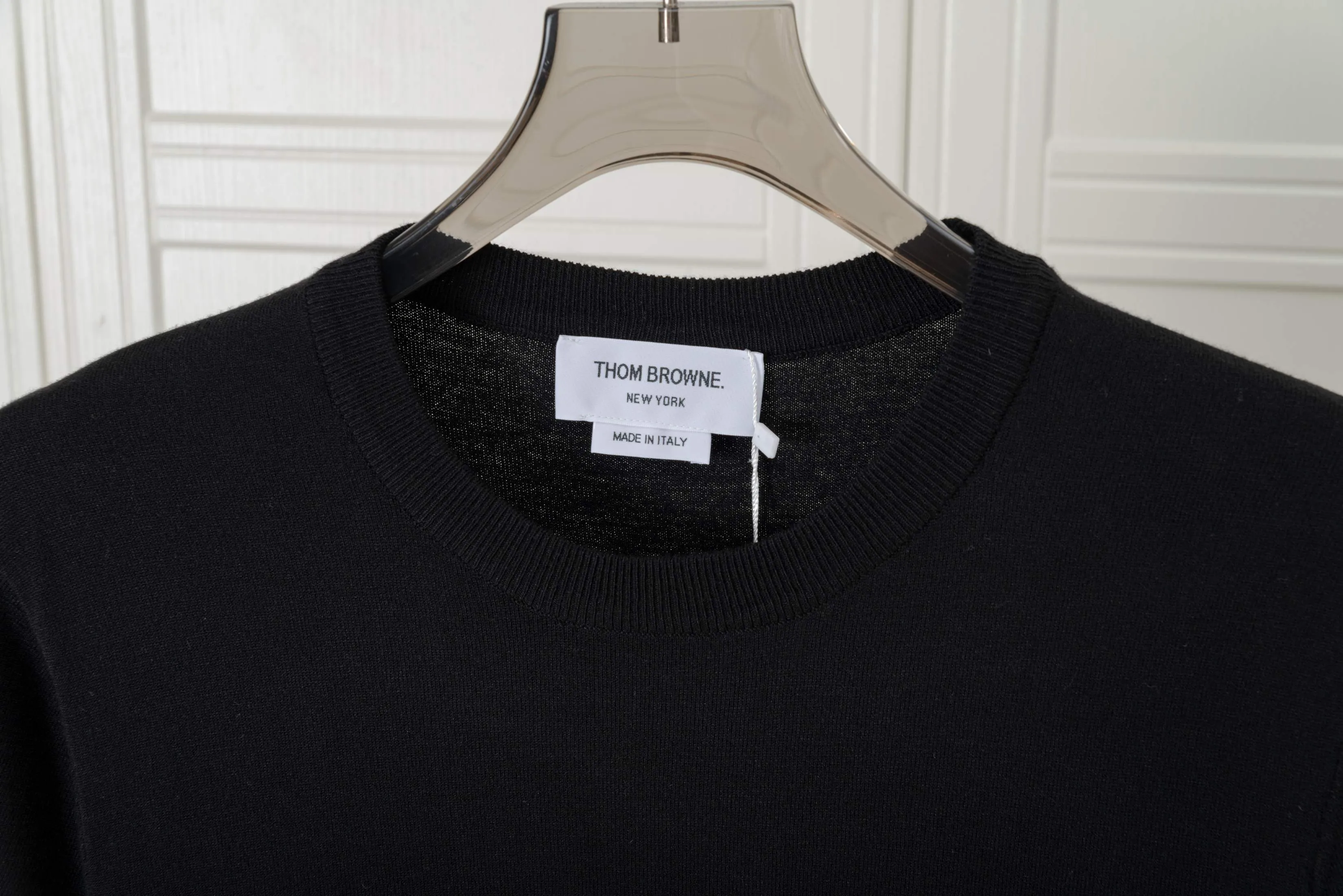 𝑻𝒉𝒐𝒎 𝑩𝒓𝒐𝒘𝒏𝒆Classic Thom Browne T Classic Breathable Authentic Quality + Authentic + Same Style Size：0/1/2/3/4 ：White/Black/Navy Blue/Light Gray/Dark Gray